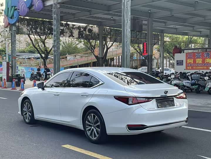 Фото 7 - Lexus ES