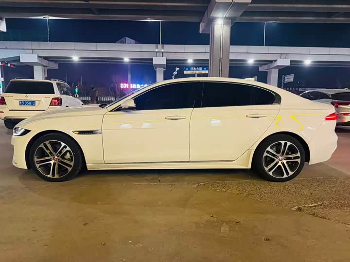 Фото 3 - Jaguar XE L