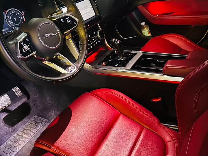 Фото 4 - Jaguar XE L