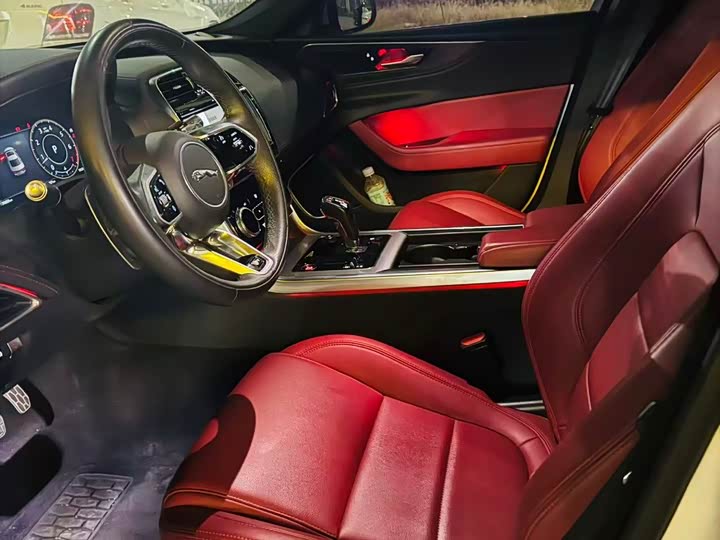 Фото 9 - Jaguar XE L