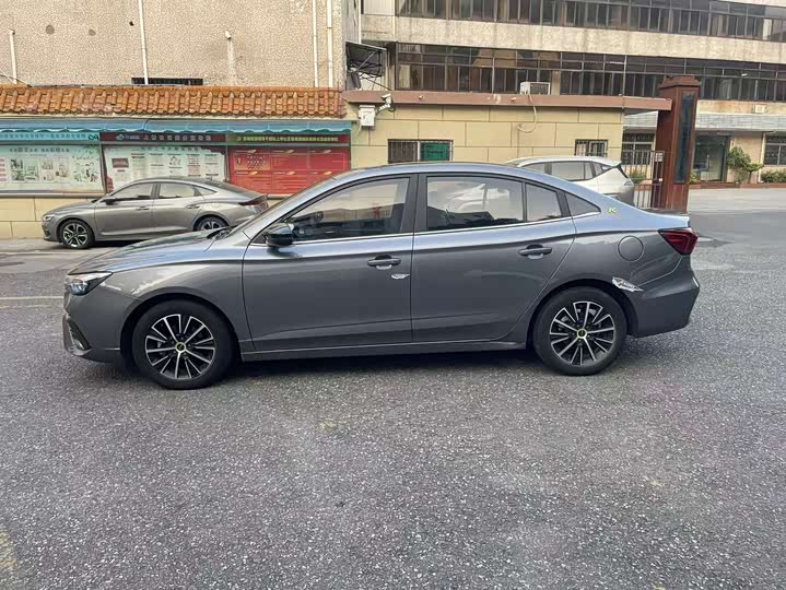 Фото 8 - Roewe i5