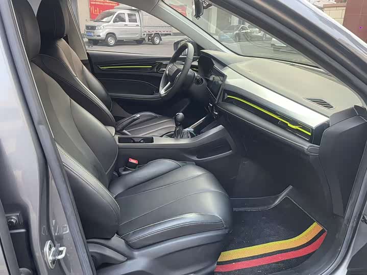 Фото 9 - Roewe i5