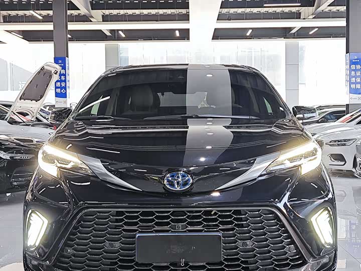 Фото 2 - Toyota Granvia