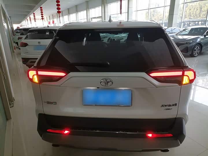 Фото 6 - Toyota RAV4