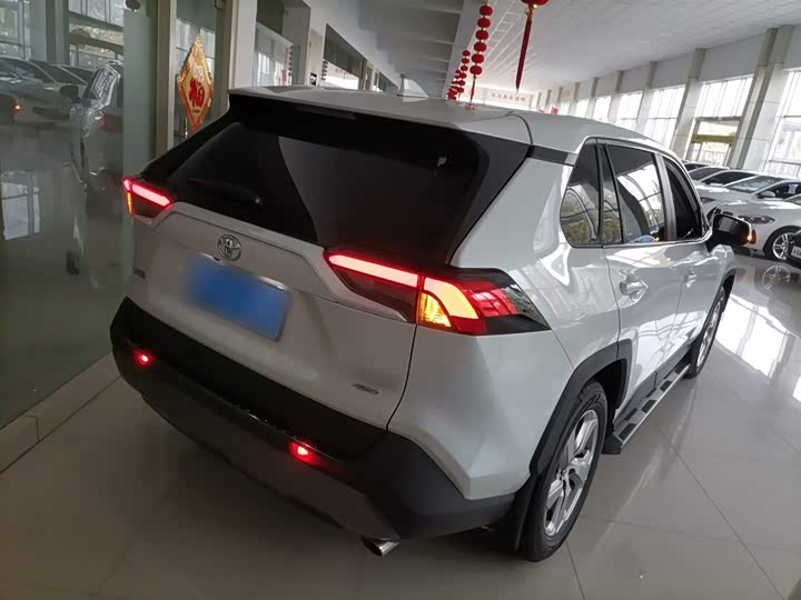 Фото 7 - Toyota RAV4