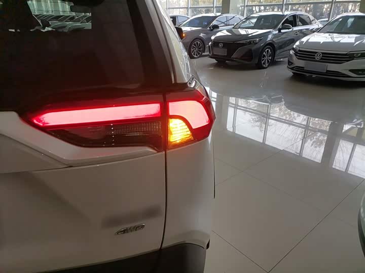 Фото 8 - Toyota RAV4