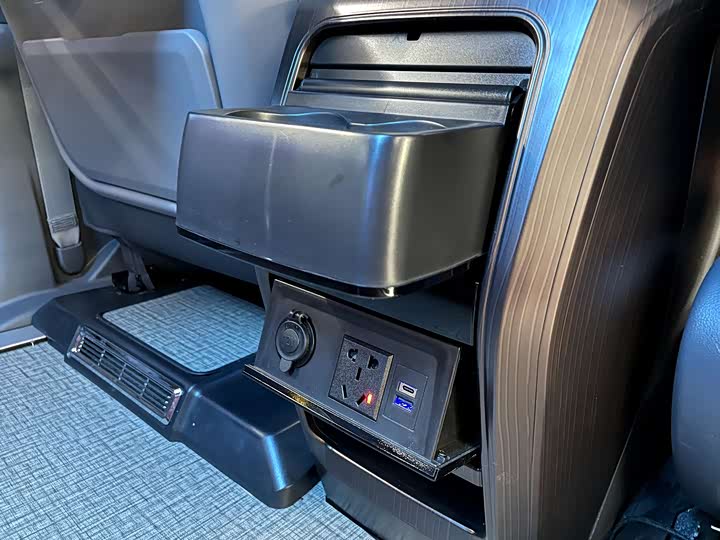 Фото 29 - Toyota Sienna