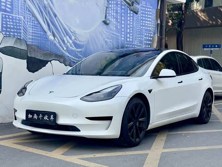 Фото 1 - Tesla Model 3