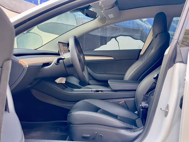 Фото 6 - Tesla Model 3