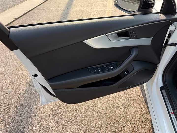 Фото 6 - Audi A4L