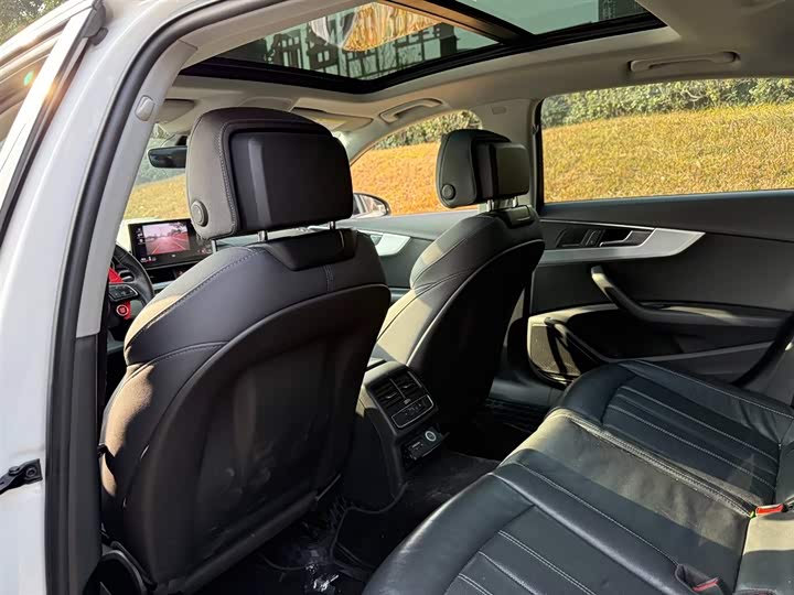 Фото 9 - Audi A4L