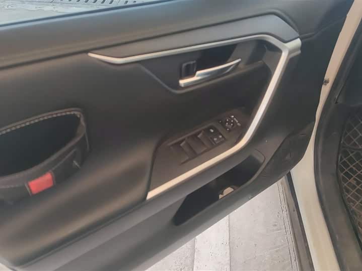 Фото 7 - Toyota RAV4