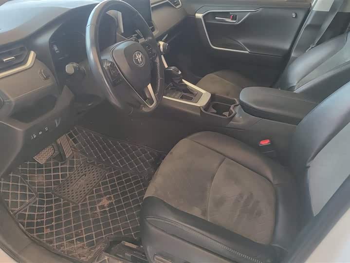 Фото 9 - Toyota RAV4