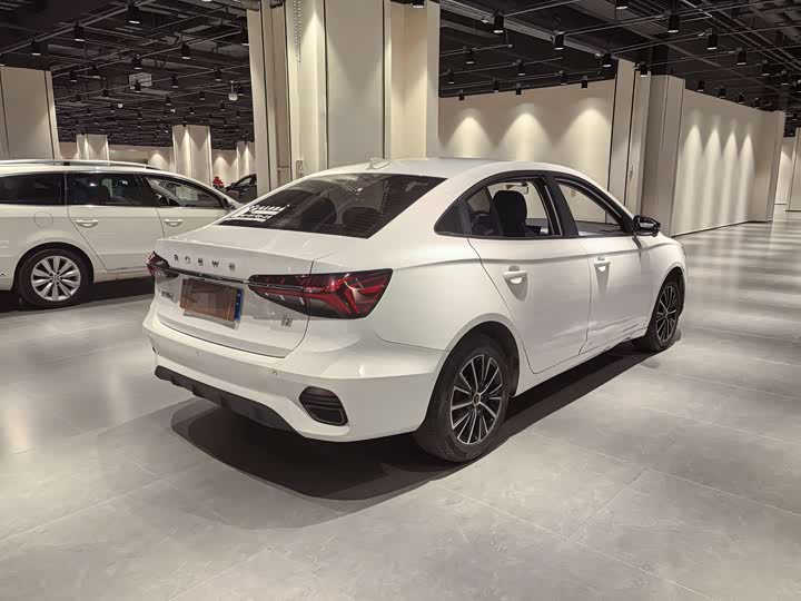 Фото 9 - Roewe i5