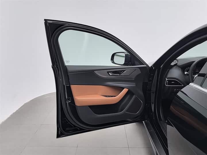 Фото 8 - Jaguar XE L