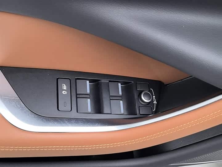 Фото 9 - Jaguar XE L