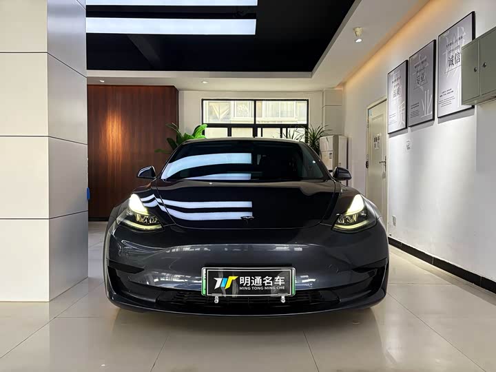 Фото 1 - Tesla Model 3