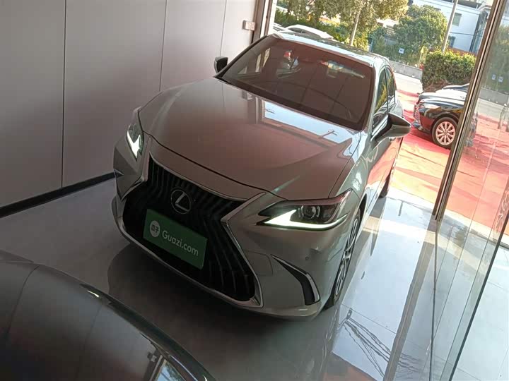 Фото 1 - Lexus ES