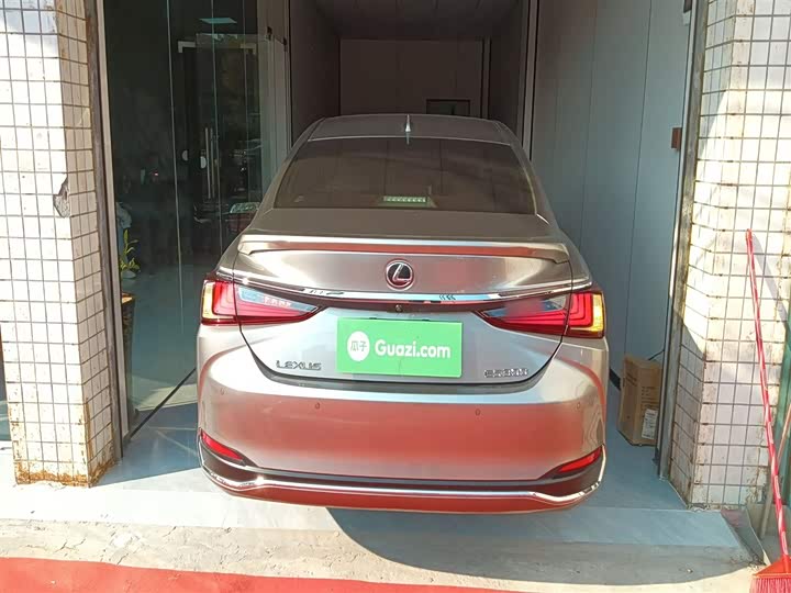 Фото 6 - Lexus ES