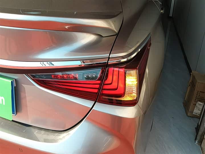 Фото 8 - Lexus ES