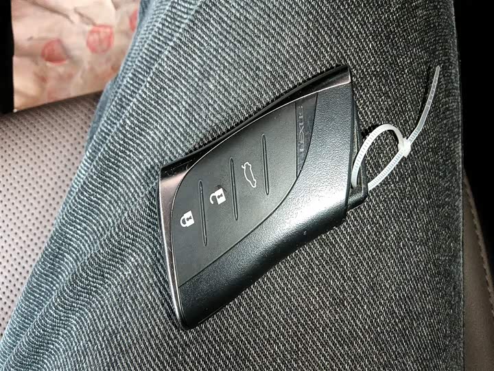 Фото 9 - Lexus ES