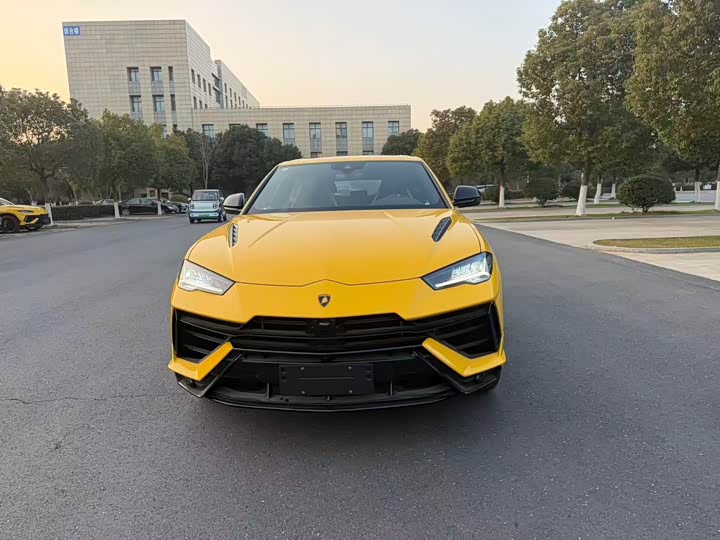 Фото 2 - Lamborghini Urus