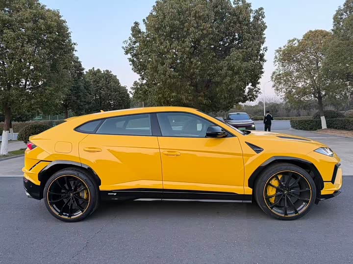 Фото 3 - Lamborghini Urus