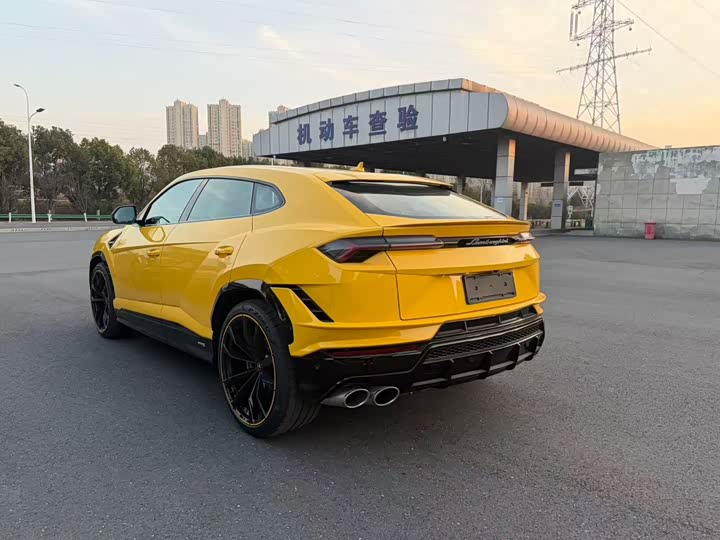 Фото 6 - Lamborghini Urus