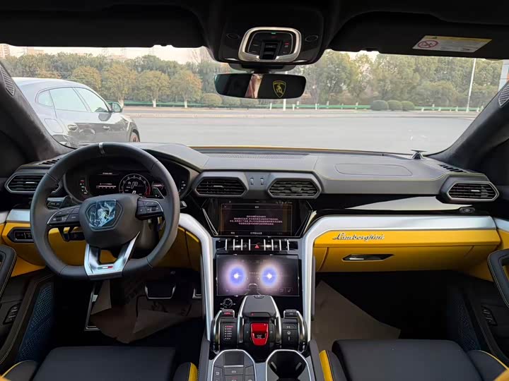 Фото 9 - Lamborghini Urus