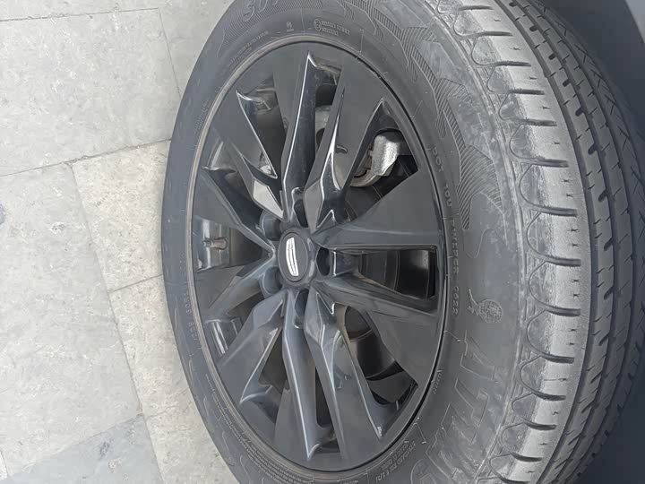 Фото 9 - Geely Atlas