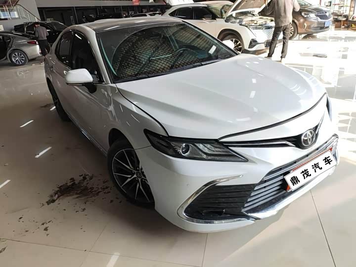 Фото 2 - Toyota Camry