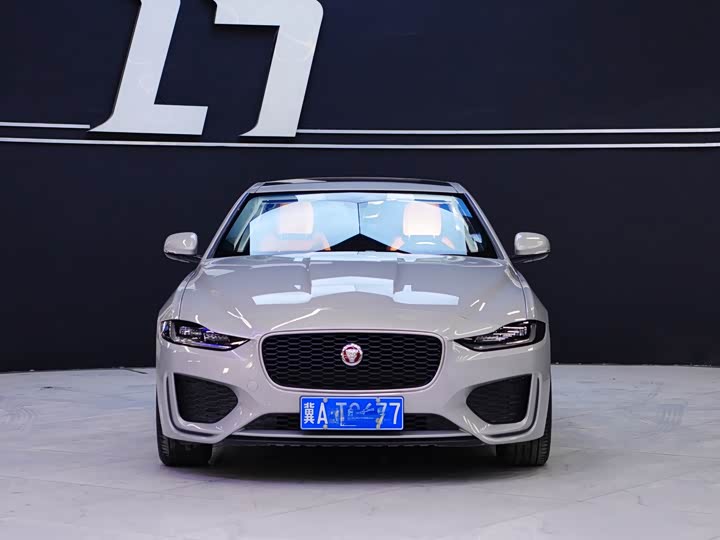 Фото 2 - Jaguar XE L