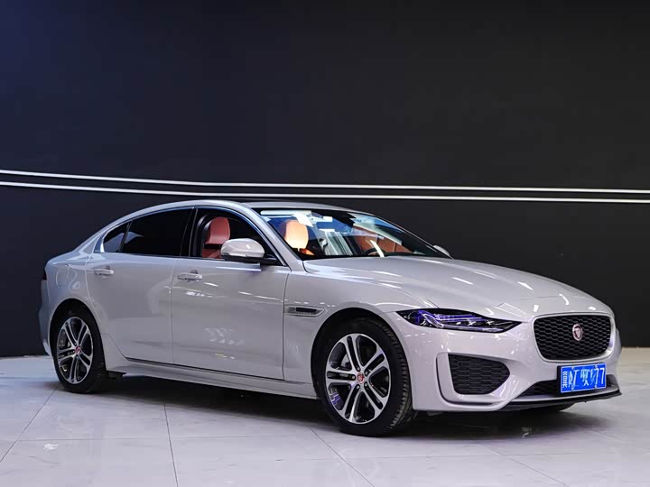 Фото 3 - Jaguar XE L