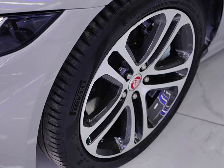 Фото 4 - Jaguar XE L