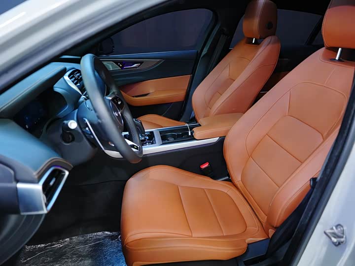 Фото 6 - Jaguar XE L