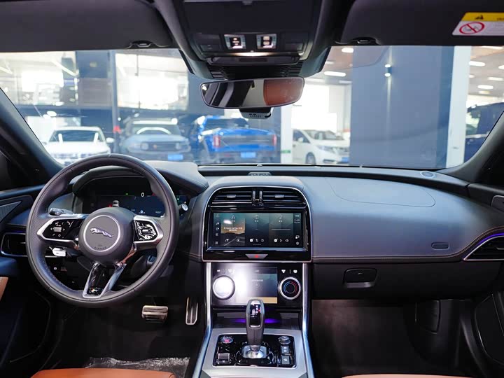 Фото 8 - Jaguar XE L