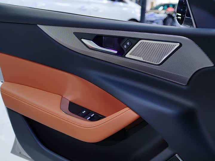 Фото 9 - Jaguar XE L