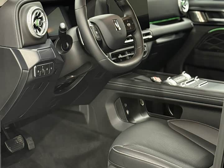 Фото 4 - Tank 300 Hybrid