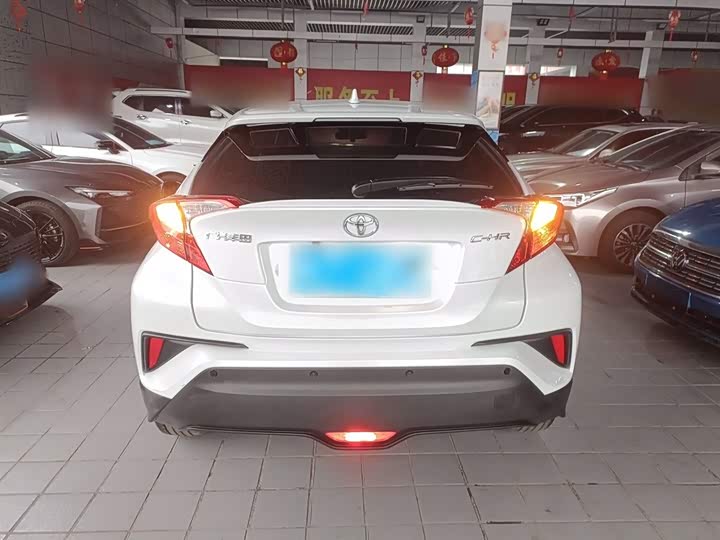 Фото 6 - Toyota C-HR
