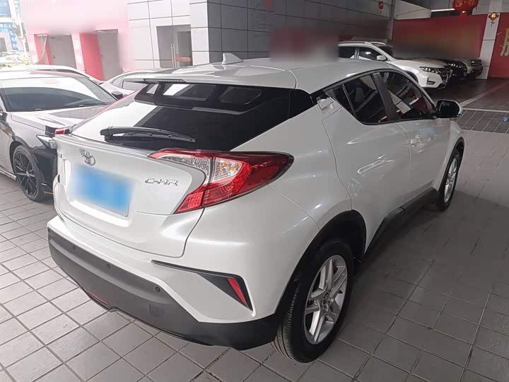 Фото 7 - Toyota C-HR