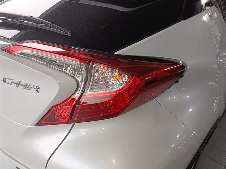 Фото 8 - Toyota C-HR