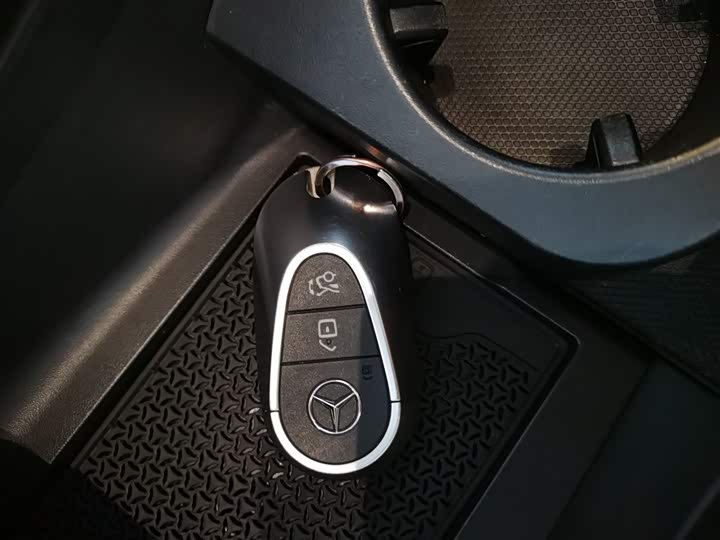 Фото 9 - Mercedes-Benz EQE SUV