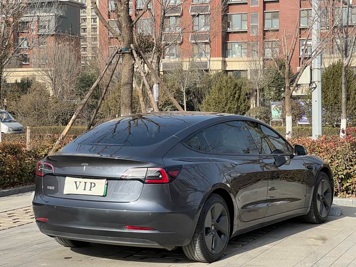 Фото 4 - Tesla Model 3