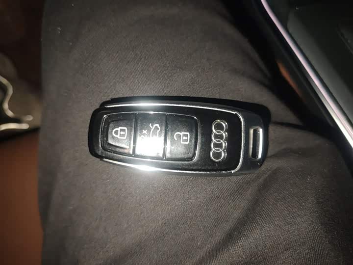 Фото 9 - Audi A6L