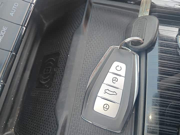 Фото 9 - Geely Monjaro