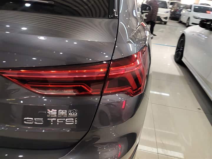 Фото 8 - Audi Q3