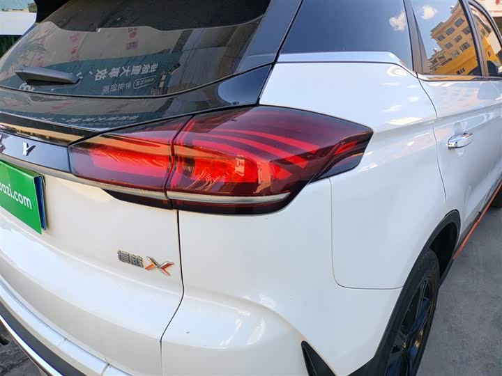 Фото 8 - Geely Atlas