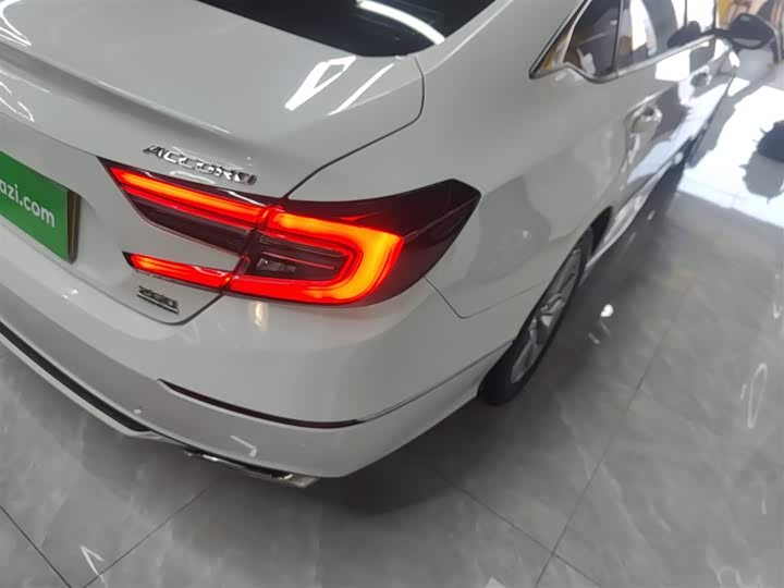 Фото 8 - Honda Accord