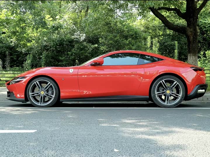 Фото 2 - Ferrari Roma