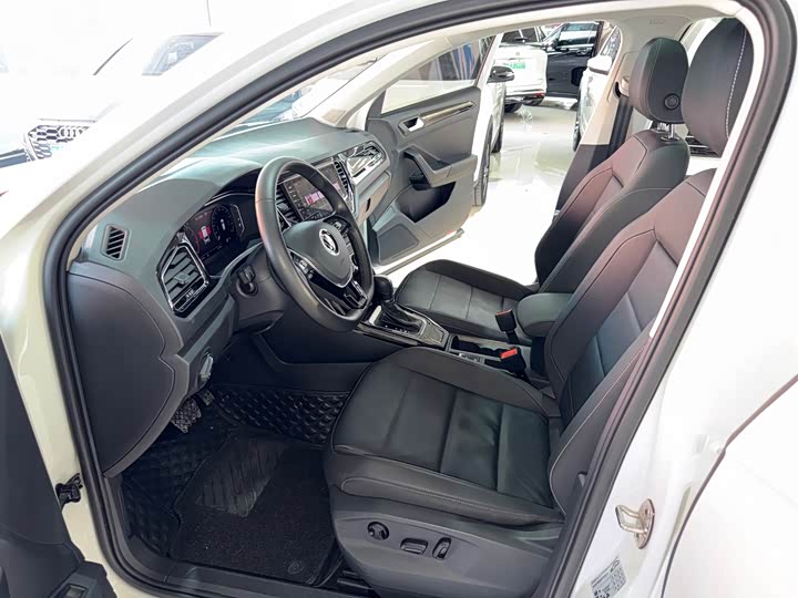 Фото 7 - Volkswagen T-Roc